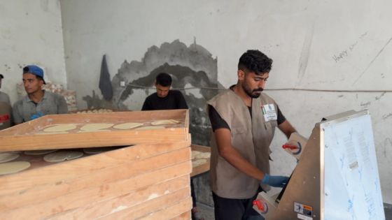 الحملة الأردنية توزع مساعدات مقابل الخط الأصفر في مخيم جباليا شمالي غزة
