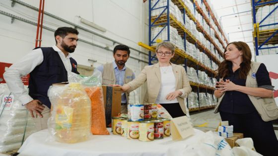 الخارجية البريطانية: المستودعات الأردنية مليئة بالمساعدات لغزة