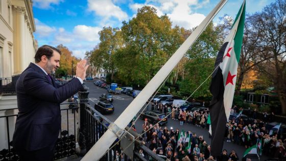 الشيباني يرفع علم سوريا فوق مبنى السفارة في لندن