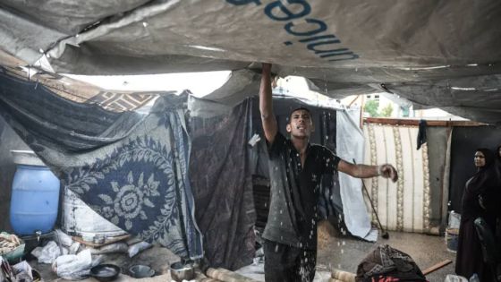 الدفاع المدني بغزة يحذر النازحين في الخيام من مخاطر المنخفض