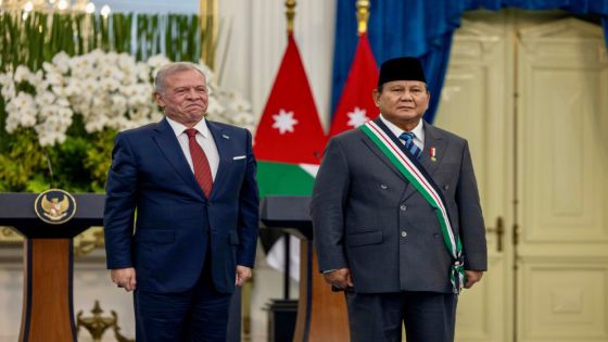 الملك يمنح الرئيس الإندونيسي وسام النهضة المرصع