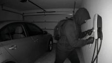 الكاميرات ترصد التفاصيل .. لص يستهدف شواحن المركبات الكهربائية في عمان