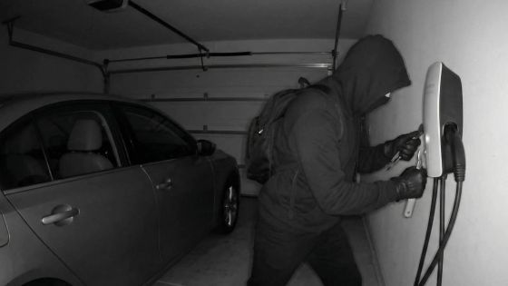 الكاميرات ترصد التفاصيل .. لص يستهدف شواحن المركبات الكهربائية في عمان