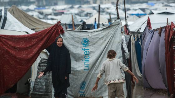 منخفض بيرون يعمق جراح غزة.. 14 شهيدا ودمار مبان وخيام