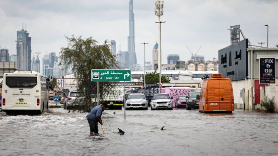 أمطار غزيرة في دبي والشارقة تغرق الشوارع وتعطل حركة المرور
