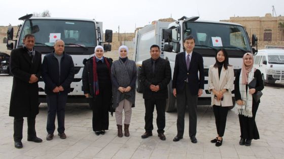 بلدية الكرك تتسلم شاحنتي نفايات بمنحة يابانية