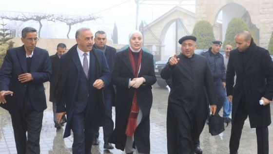 وزيرة التنمية تسلم مسكنا جديدا لأسرة عفيفة وتوجه بمعونات عاجلة في عجلون