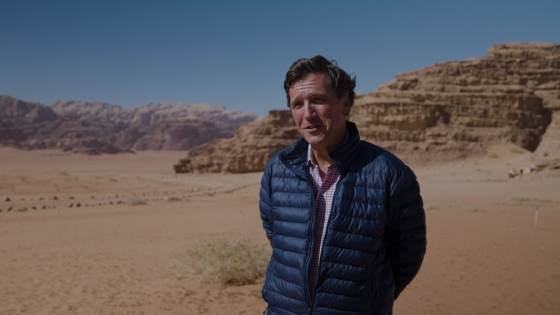 تاكر كارلسون: احتجزنا في تل أبيب وتعرضنا لتجسس عسكري بعد مقابلة سفير ترمب