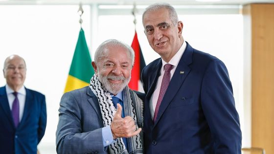 الكوفية على كتف “لولا”.. مشهد استثنائي في القصر الرئاسي البرازيلي يتصدر المنصات