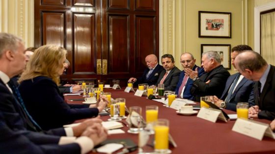 الملك من لندن: إجراءات إسرائيل اللاشرعية في الضفة تنذر بتفاقم الصراع