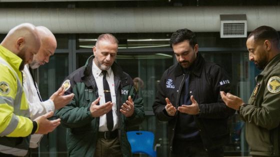 عمدة نيويورك زهران ممداني يشارك عمال النظافة وجبة السحور وسط عاصفة ثلجية تاريخية