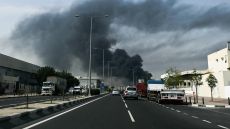 حريق في منشأة بمجمع الرويس الصناعي بأبو ظبي