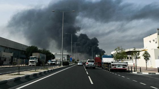 حريق في منشأة بمجمع الرويس الصناعي بأبو ظبي