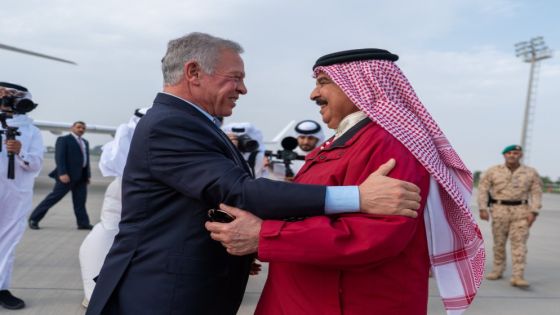 الملك يصل إلى المنامة ويلتقي ملك البحرين