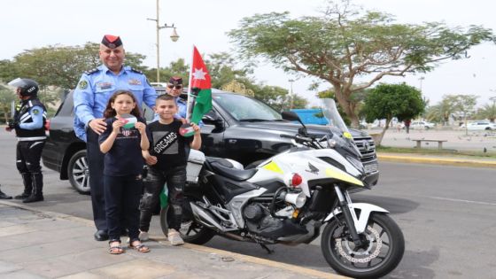 الأمن العام يباشر بتوزيع الأعلام على مركبات المواطنين احتفاء بيوم العلم