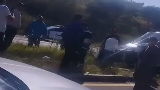 18 إصابة بحادث تدهور باص كوستر على طريق الشونة الشمالية