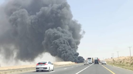 اشتعال صهريج إثر حادث تصادم مع شاحنتين على الطريق الصحراوي