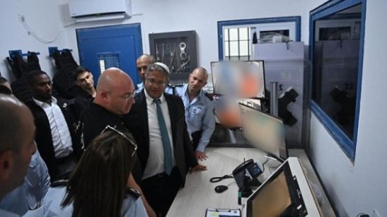 المتطرف بن غفير يعاقب الأسرى بإجبارهم على مشاهدة صور للدمار في غزة