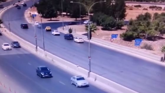 ضبط حدث يقود مركبة على طريق المطار في عمان