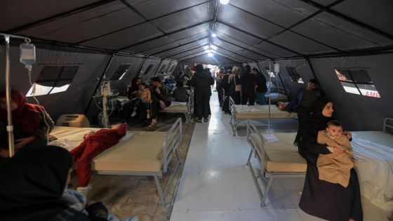 غزة 25 يناير 2024 (شينخوا) في الصورة الملتقطة يوم 25 يناير 2024، فلسطينيون موجودون بأحد المستشفيات المؤقتة في مدينة رفح جنوبي قطاع غزة. قال الأمين العام للأمم المتحدة أنطونيو غوتيريش، يوم الثلاثاء، إن ما يقرب من 1.5 مليون شخص متكدسون الآن داخل محافظة رفح، حيث تنتشر الأمراض مع انهيار الن