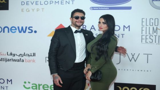 أحمد الفيشاوي وزوجته يتحدثان عن قبلاتهما المستمرة في المهرجانات الفنية
