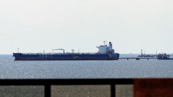 الرئيس الأميركي يفرض حصارا بحريا نفطيا على فنزويلا وكراكاس تعتبره تهديد بشع