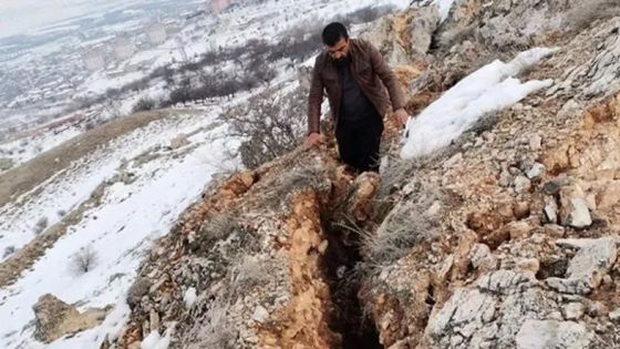 قسّم الجبل لنصفين.. صورة مخيفة توثق قوة الزلزال المدمر