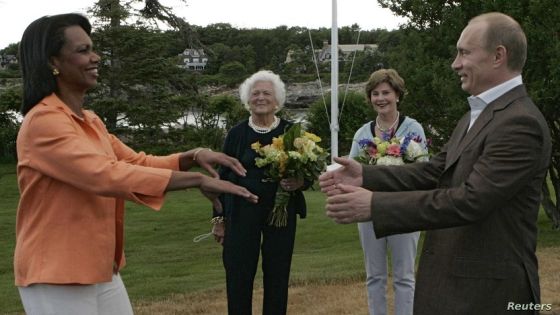 U.S. Secretary of State Condoleezza Rice (L) and Russia's President Vladimir Putin meet as former U.S. first lady Barbara Bush (2nd L) and U.S. first lady Laura Bush (2nd R) smile during a welcoming ceremony at the family home of former U.S. President George H. W. Bush in Kennebunkport, Maine, July 1, 2007. U.S. President George W. Bush hosted Putin for a fence-mending summit at the Bush family compound on Sunday. REUTERS/Ria Novosti/KREMLIN (USA)