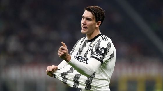 MILAN, ITALY - OCTOBER 08: Dusan Vlahovic of Juventus reacts as they gesture to the Referee during the Serie A match between AC Milan and Juventus at Stadio Giuseppe Meazza on October 08, 2022 in Milan, Italy. (Photo by Marco Luzzani/Getty Images)