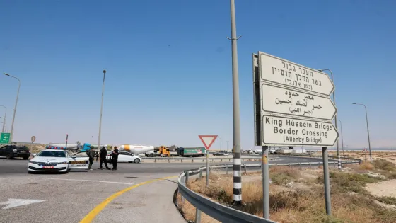 إغلاق جسر الملك حسين يشل الحركة الاقتصادية والإنسانية في المنطقة