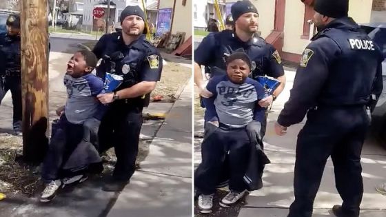 مشهد يفطر القلب لطفل أميركي أسود بقبضة الشرطة