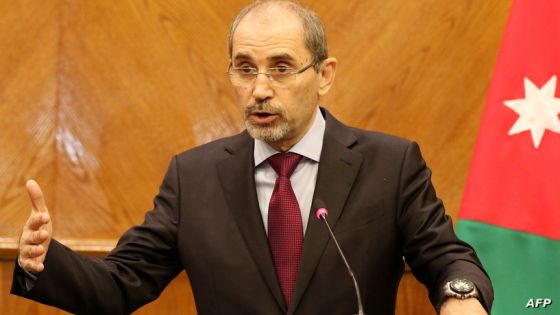 Jordanian Foreign Minister Ayman Safadi speaks during a press conference with his French counterpart in Amman on August 2, 2018. / AFP PHOTO / KHALIL MAZRAAWI