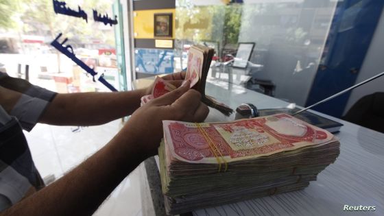 A customer counts Iraqi dinars at a money changer in Baghdad October 1, 2012. Many Iraqis have lost faith in their dinar currency but to some foreign speculators, it promises big profits. The contrast underlines the uncertainties of investing in Iraq as the country recovers from years of war and economic sanctions. Picture taken October 1, 2012. To match IRAQ-ECONOMY/DINAR REUTERS/Saad Shalash (IRAQ - Tags: BUSINESS POLITICS)