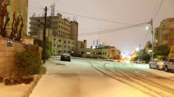 عاجل – الثلوج تتساقط الان في الاحياء المرتفعة من العاصمة عمان و هي متراكمة فوق القمم