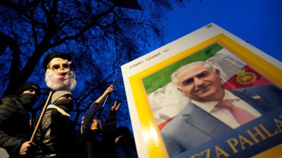 نجل شاه إيران يحث قوات الأمن على الوقوف مع الشعب