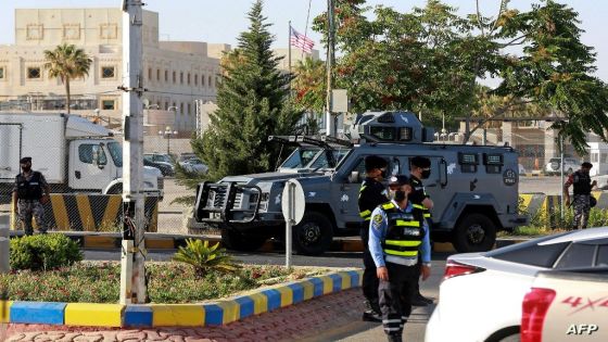 Jordanian police deploy outside the US embassy to prevent a sit-in in Jordan's capital Amman on May 26, 2021. - US Secretary of State Antony Blinken met Jordan's King Abdullah II, on the last leg of a Mideast tour that aims to shore up an Egypt-brokered ceasefire between Israel and Palestinian militants in Gaza. (Photo by Khalil MAZRAAWI / AFP)