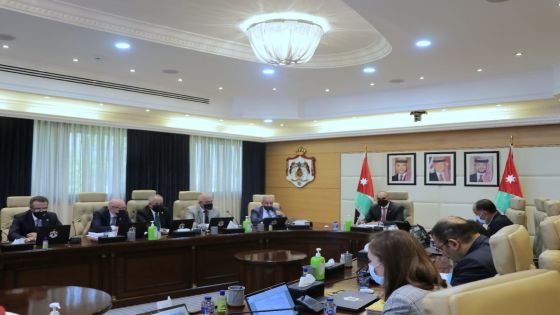 الحكومة تعلن معايير تمديد خدمات الموظّفين الذين بلغوا سنّ التقاعد