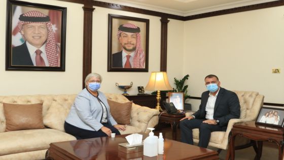 وزير الداخلية يلتقي السفيرة الكندية في عمان