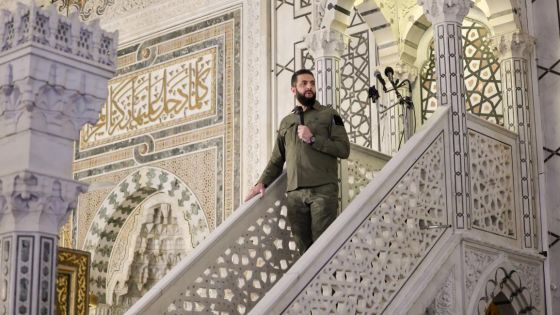 بـ ملابس دخول دمشق .. الشرع يخاطب السوريين من منبر الأموي