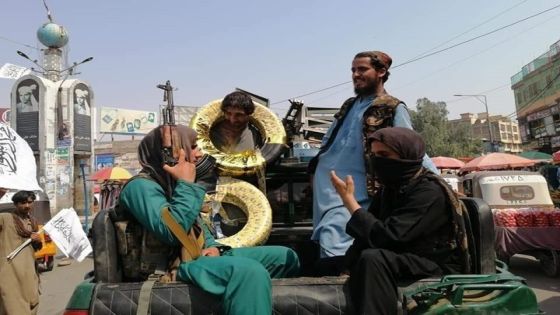 عقوبة لافتة لسارق إطارات في أفغانستان