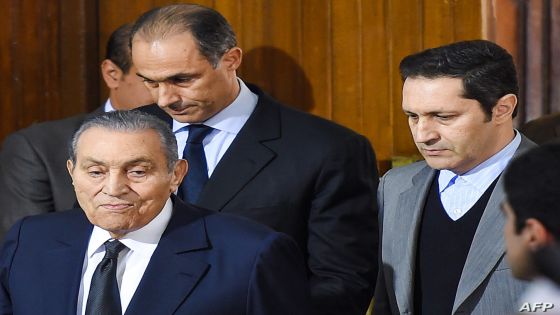 Former Egyptian president Hosni Mubarak (L), who was ousted following a popular uprisal in 2011, arrives with his two sons Gamal (C) and Alaa (R) to testify during a session in the retrial of members of the now-banned Muslim Brotherhood over charges of plotting jailbreaks and attacks on police during the 2011 uprising, at a make-shift courthouse in southern Cairo on December 26, 2018. (Photo by Mohamed el-Shahed / AFP)