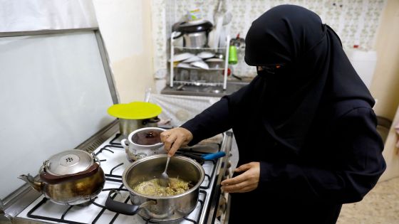 Youssra Mohieddin prepares iftar for her family in the Nazzal neighborhood of Amman on June 8, 2018. - Jordan's authorities may have shelved a proposed income tax hike after a week of protests -- but they still face the tricky task of balancing popular demands with the need to fix the economy. (Photo by AHMAD GHARABLI / AFP) / TO GO WITH AFP STORY by MARISOL RIFAI (Photo credit should read AHMAD GHARABLI/AFP via Getty Images)