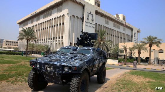 A Kuwaiti special forces vehicle is parked outside the constitutional court in Kuwait City on August 4, 2015. The trial of 29 suspects charged over a suicide bombing at a Shiite mosque in June 2015, that killed and wounded scores of worshippers, started today. AFP PHOTO / YASSER AL-ZAYYAT