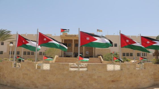 الجامعة الأردنية تتوشح زاهية بعلم الوطن – صور