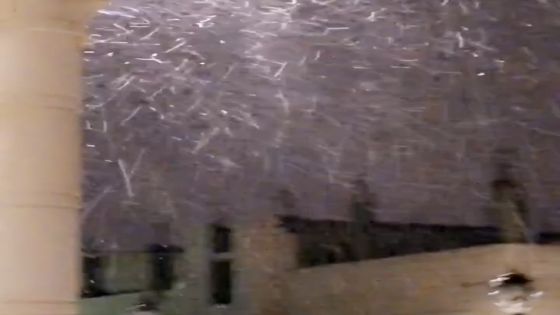 بالفيديو – بدء تساقط الثلوج بضاحية المدينة في الزرقاء