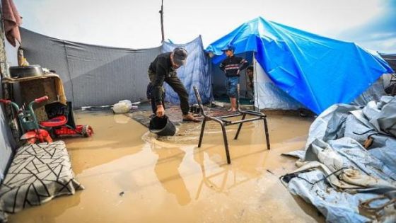 انهيار 4 مبان في غزة بسبب المنخفض الجوي والفيضانات تغمر القطاع