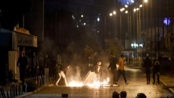 اعتقال عشرات الأشخاص في اشتباكات بين الشرطة ومحتجين في تونس
