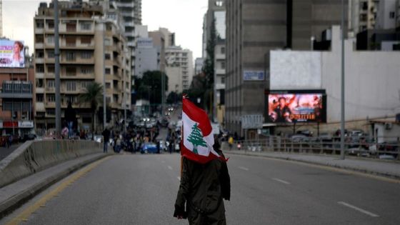 المحال التجارية في لبنان تقفل أبوابها ومحتجون يغلقون الطرق