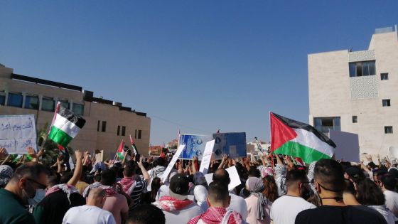 حشود الأردنيين قرب سفارة الاحتلال: أطردوا السفير
