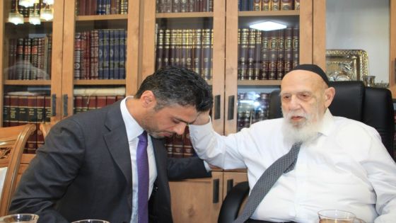سفير الإمارات في إسرائيل يتلقى مباركة الكهنة من حاخام شاس